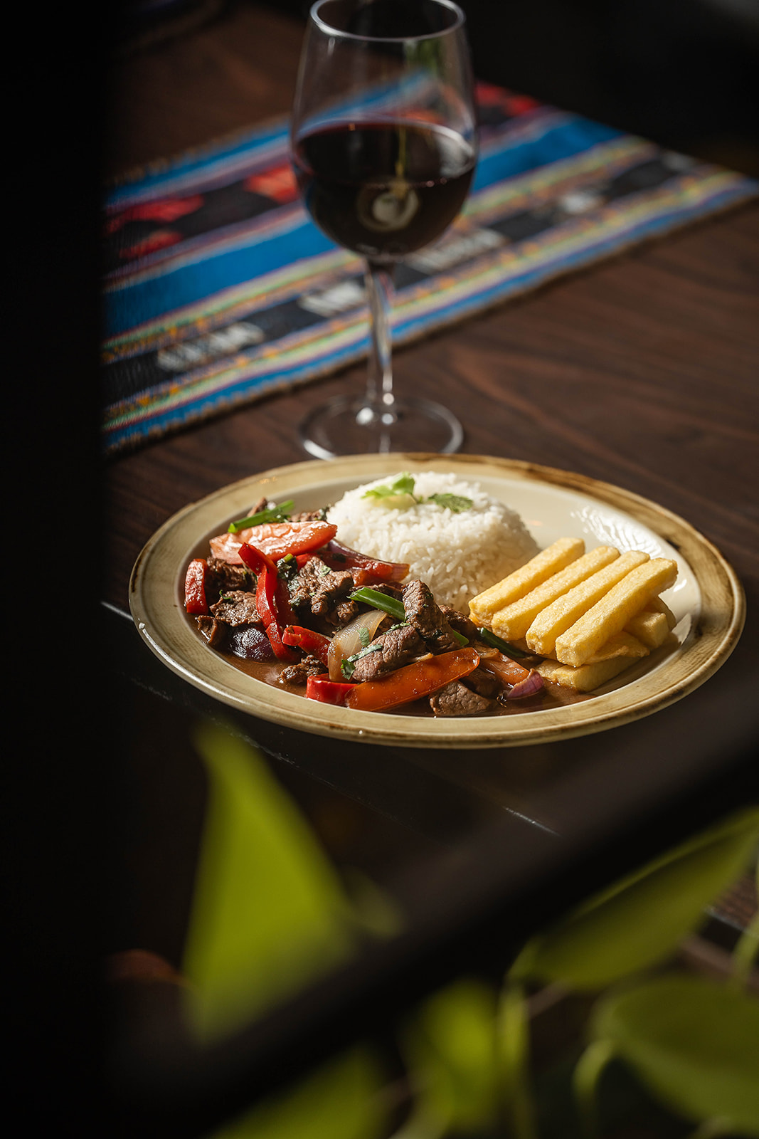 Lomo Saltado con Vino